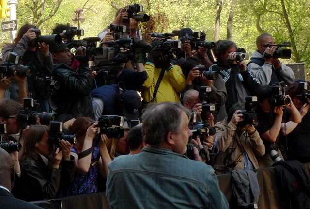 Paparazzi esperando lá fora. Foto cedida por: Yusuf C