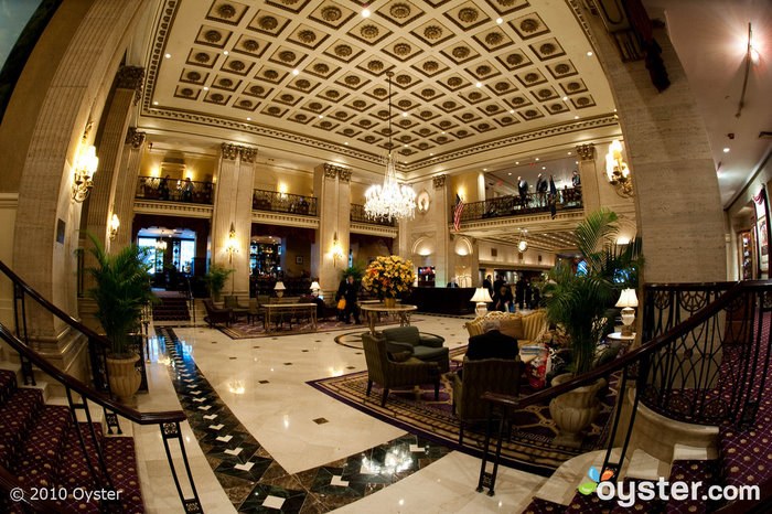 O lobby do The Roosevelt Hotel