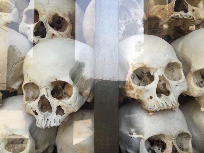 Calaveras en Killing Fields en Choeung Ek; imagen cortesía de Kyle Valenta.