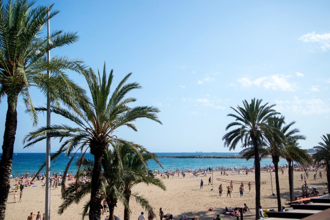 Barcelona beach image courtesy of SnippyHolloW .