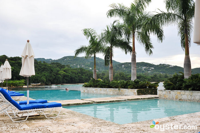 Infinity-Pool im Round Hill Resort und Villas