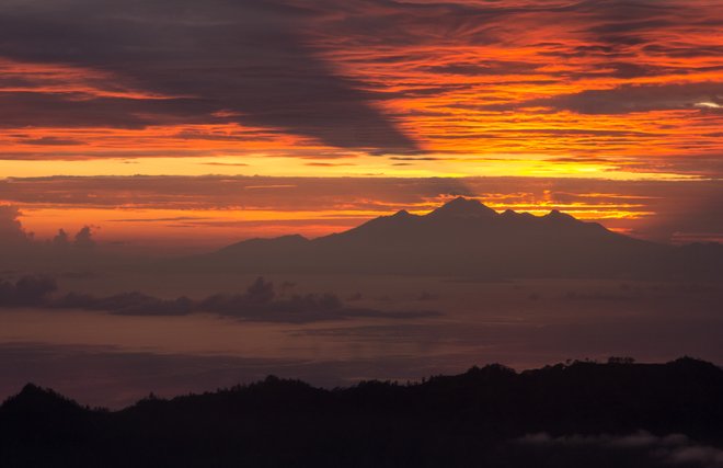 Imagen del amanecer del Monte Batur cortesía de cat_collector