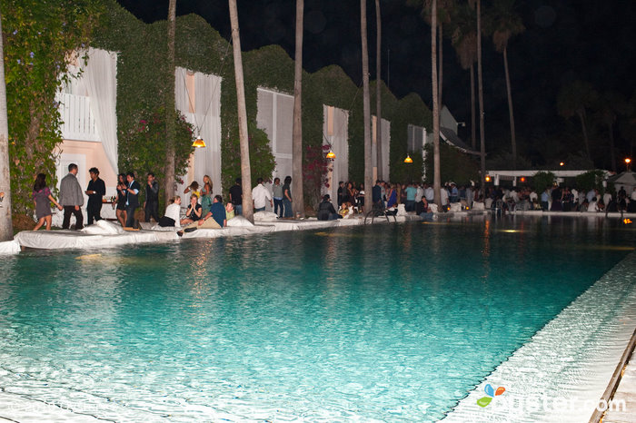 La scène de la vie nocturne de la piscine à l'Hôtel Delano