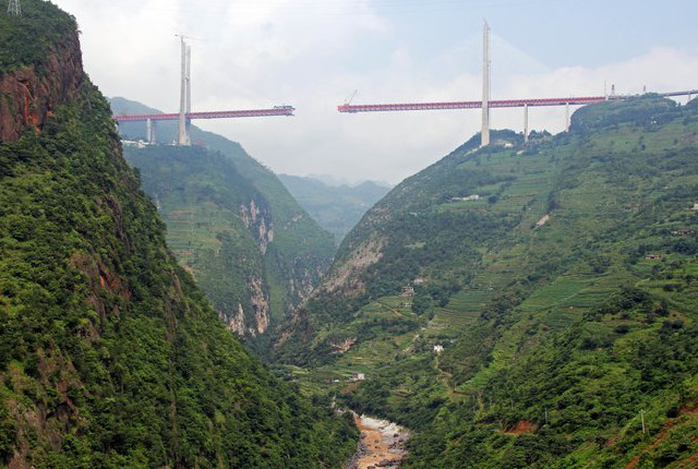 The bridge under construction. Courtesy of Wikimedia Commons/HighestBridges