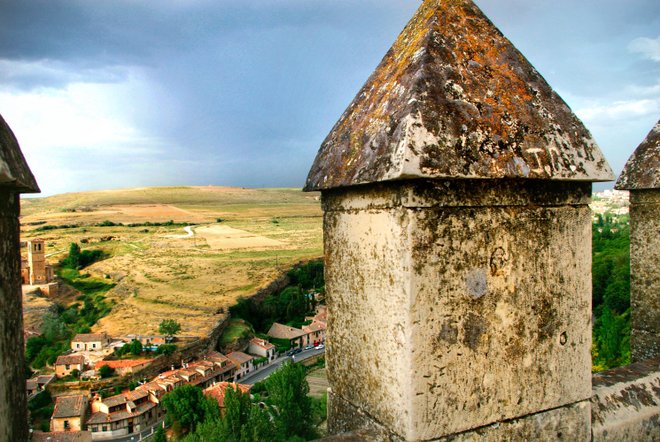 Ansicht von der ummauerten Stadt von Pedraza, Spanien; Aufnahme mit einem Canon 5D Mark II und EF 24-70 mm 1: 2,8L USM Zoomobjektiv