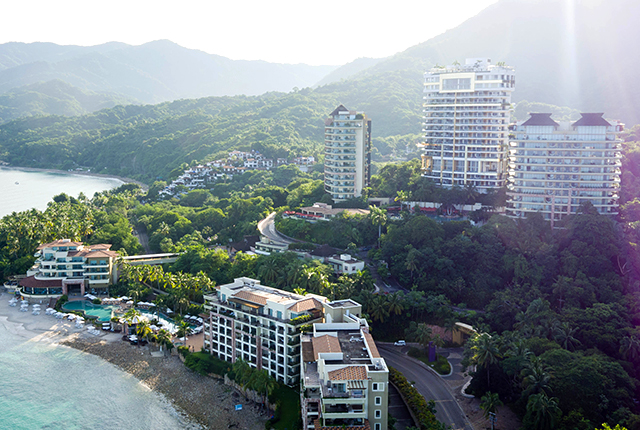 Cordilheira de Sierra Madre ao longo da baía de Banderas em Puerto Vallarta, México; Filmado com um DJI Phantom