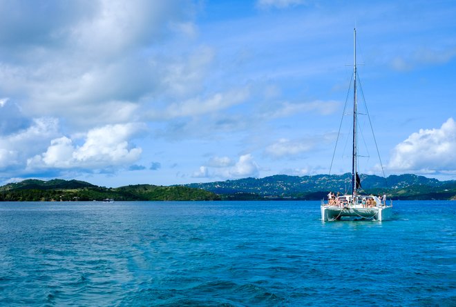Les Ballades du Delphis, navegando ao largo da costa da Martinica. Cortesia de Ryan Smith