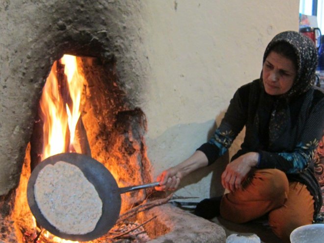 Mujer nómada haciendo pan; Foto de Esther Hui