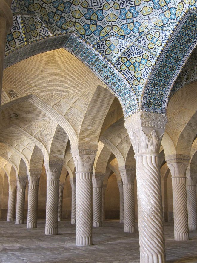 All'interno di una moschea; Foto di Esther Hui