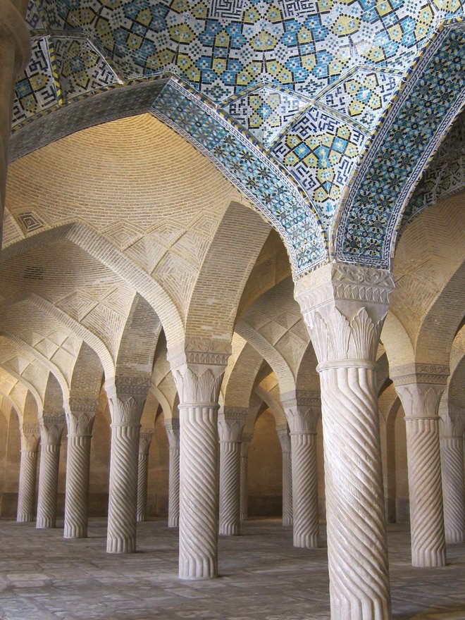 Dentro de uma mesquita; Foto de Esther Hui