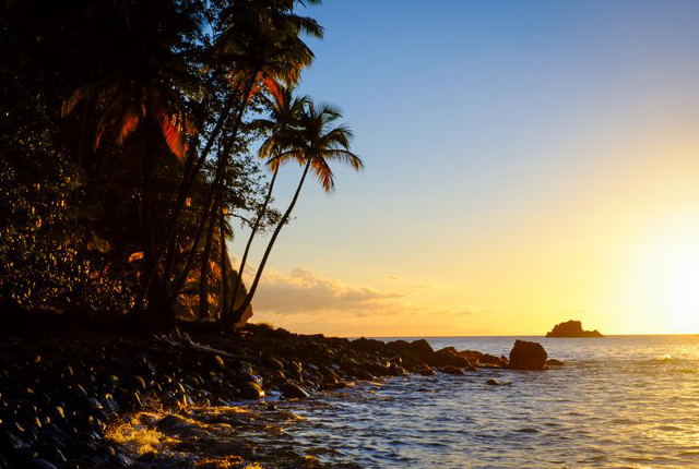 Le soleil se couche à Anse Couleuvre en Martinique. Courtoisie de Ryan Smith
