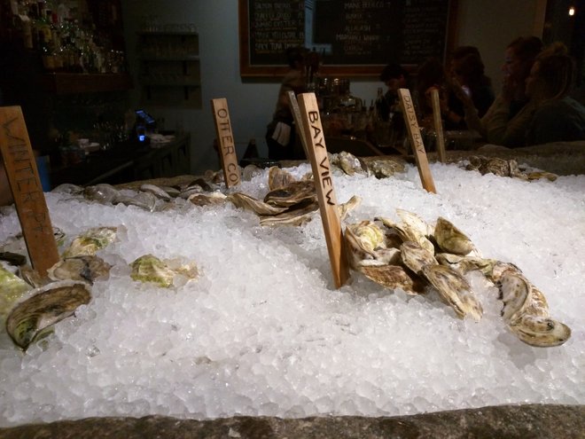 Ostras frescas na Eventide Oyster Co. Foto: Elizabeth K. Joseph / Flickr