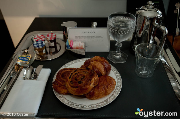 Holen Sie sich Gerichte aus dem Cafe Boulud, das im Surrey an Ihre Tür geliefert wird.