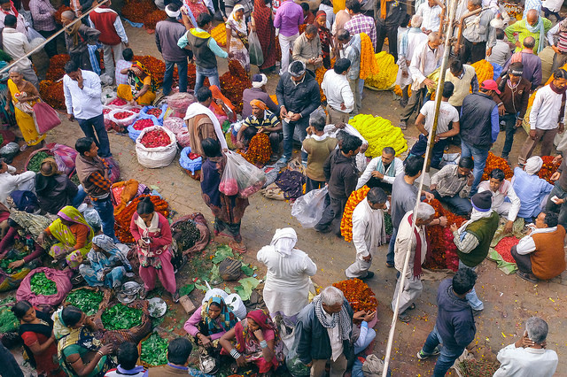 Imagen de la calle de Varanasi cortesía de Eddy Milfort a través de Flickr