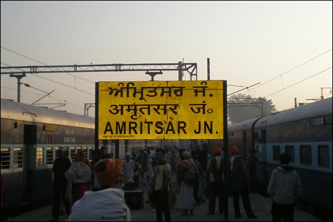 Segnaletica di Amritsar Junction; Immagine gentilmente concessa da Sean Ellis .