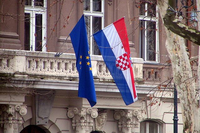 EU and Croatian flags. Courtesy of Bogdan/Wikimedia Commons