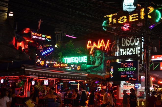 Imagen de Bangla Road cortesía de Nicolas Lannuzel a través de Flickr .