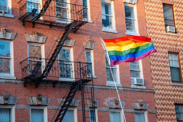 Una bandiera arcobaleno vola nel West Village di New York. mathiaswasik / Flickr Una bandiera arcobaleno vola nel West Village di New York. mathiaswasik / Flickr