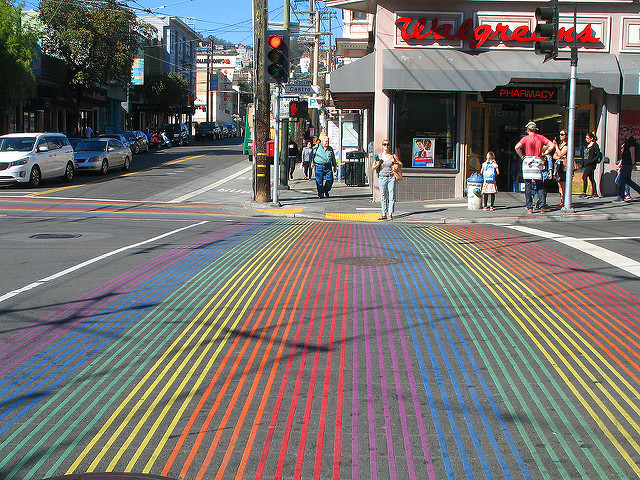 Crosswalks arc-en-ciel dans le Castro. Allan Ferguson / Flickr