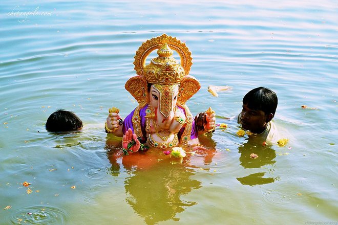 Immergere una statua di Ganesh durante Ganesh Chaturthi. Per gentile concessione di Chetan Gole / Wikimedia Commons .