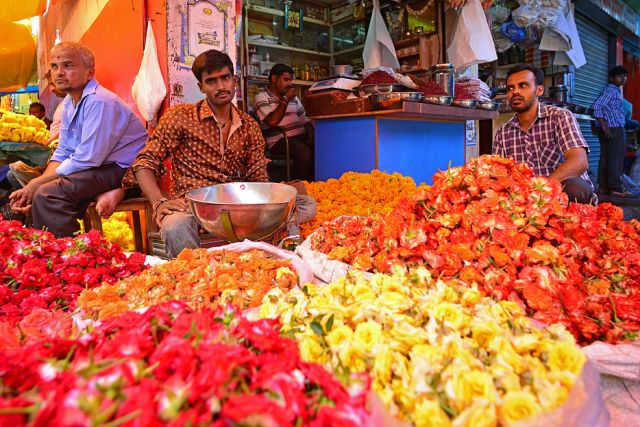 Les vendeurs de fleurs à Mysore. Courtoisie de Christopher J. Fynn / Wikimedia Commons .