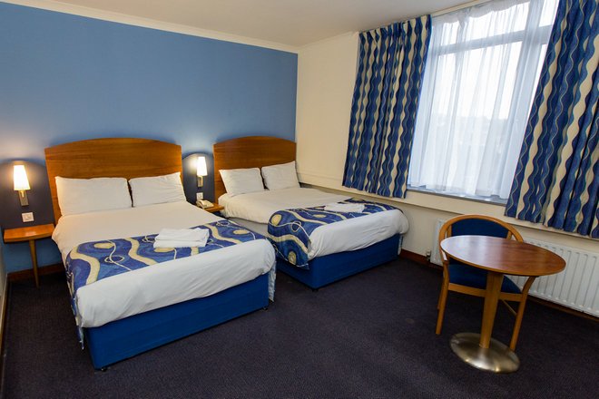 O Quarto com 2 Camas de Solteiro no Wembley International Hotel / Oyster