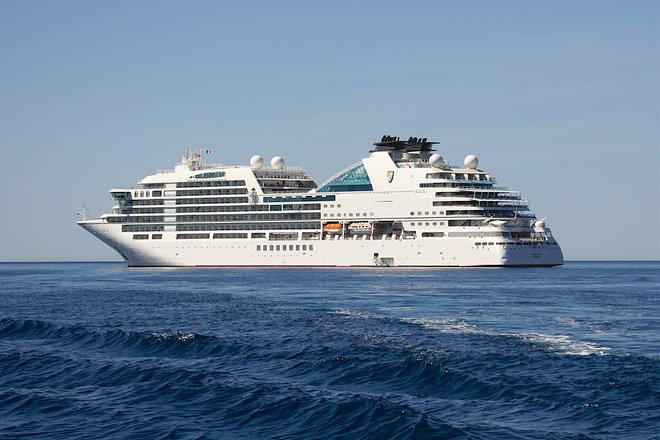 Il lussuoso Seabourn Encore di Seabourn in mare. Foto: Jason Leppert