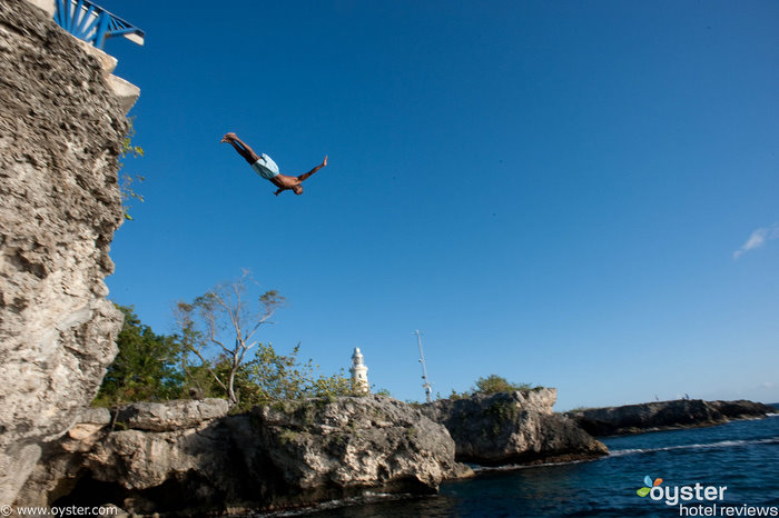 Cliff Jumper em Negril, Jamaica, visto do The Caves Hotel