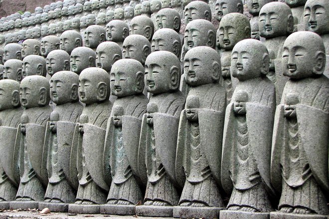 Statue buddiste a Kamakura. Per gentile concessione di Chris 73 / Wikimedia .