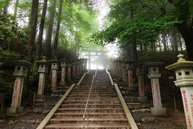 Escalier vers le sanctuaire Mitsumine. Courtoisie de WorldContributor / Wikimedia .