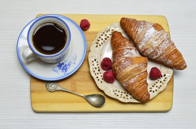 Croissant und Kaffee; Bildnachweis: Flickr / Marco Verch