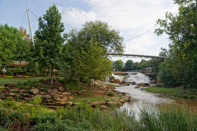 Liberty Bridge à Falls Park sur le Reedy; Angela M. Miller / Flickr