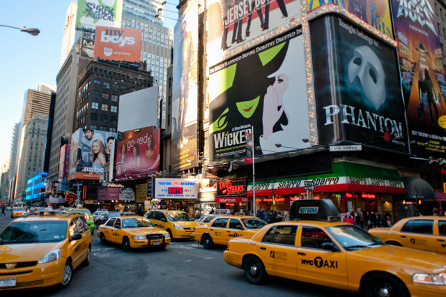 Street im Renaissance New York Times Square Hotel / Oyster