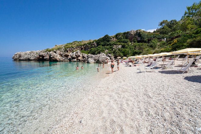 Strand am Calamiso-Meer-Land-Erholungsort in San Vito lo Capo / in der Auster