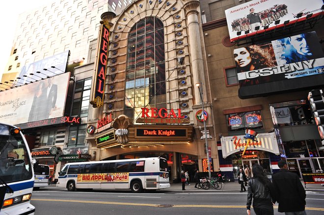 Gli autobus urbani di New York sfolgorano attraverso Times Square / Oyster