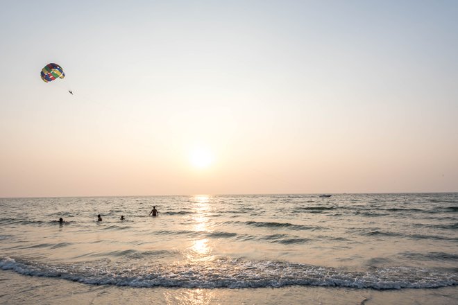 Playa en el Ramada Caravela Beach Resort / Oyster