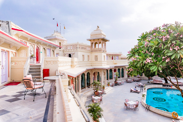 O corredor e a piscina no Shiv Niwas Palace / Oyster