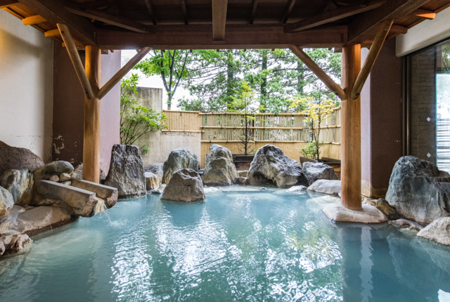 Baños termales para hombres en el hotel Sakurai / Oyster