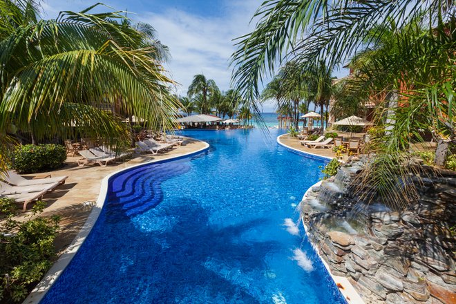 La piscina presso l' Infinity Bay Spa e Beach Resort / Oyster
