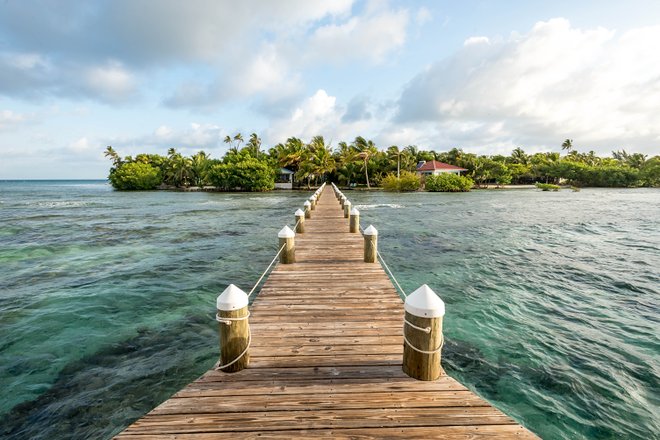 Praia no Hatchet Caye Resort / Oyster