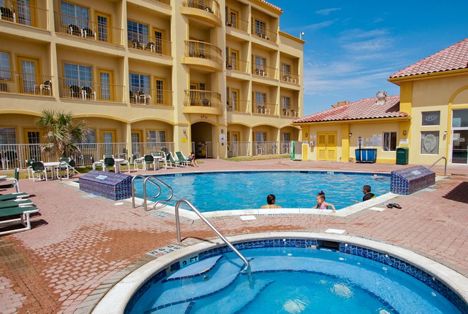 Piscina no La Quinta Inn & Suítes South Padre Beach / Oyster