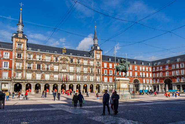 Opinião da rua de Plaza Mayor no chapéu / ostra