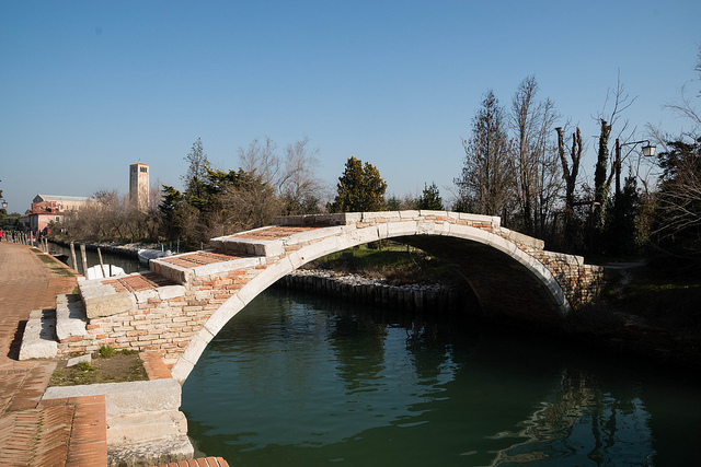 El Puente del Diablo en Torcello; Derek Winterburn / Flickr