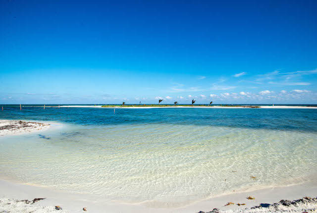 Spiaggia presso l'El Dorado Maroma, un resort sulla spiaggia, di Karisma / Oyster