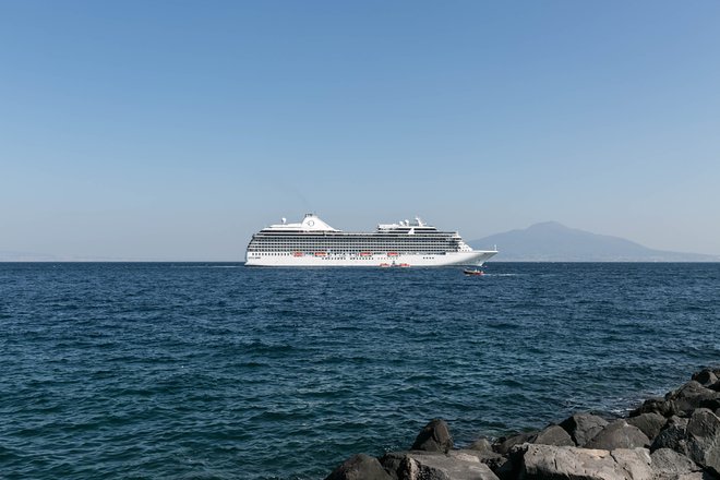 Exterior do navio na Riviera, Oceania Cruises / Oyster