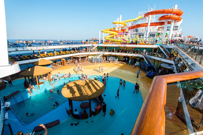 La piscina de playa en Carnival Vista / Oyster