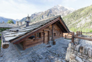 The Chalet De Luxe Punta Walker at the Au Coeur des Neiges/Oyster