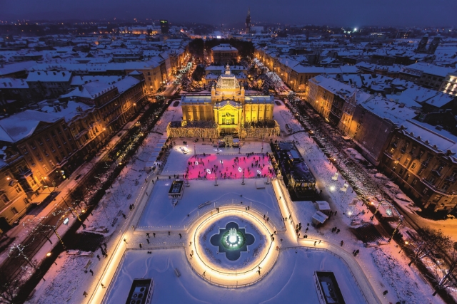 El parque de hielo en el Rey Tomislav Square de Zagreb. D. Rostuhar / Oficina Nacional de Turismo de Croacia .