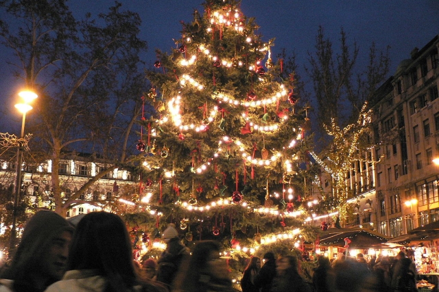 Eine Szene vom Budapester Weihnachtsmarkt. PDTillman / Wikimedia Commons .