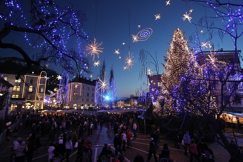 Decorações de Natal na Praça Preseren. Aleš Fevžer / Conselho de Turismo da Eslovénia .